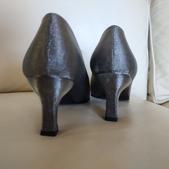 Stuart Weitzman silver grey metallic evening pumps. 2.5" heel. Size 8.5 - Picture 4 of 7